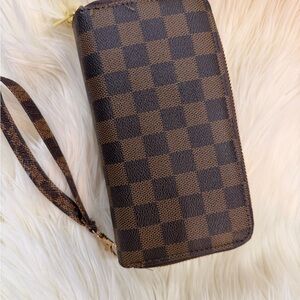 Stylish Checkered Brown‎ Wristlet